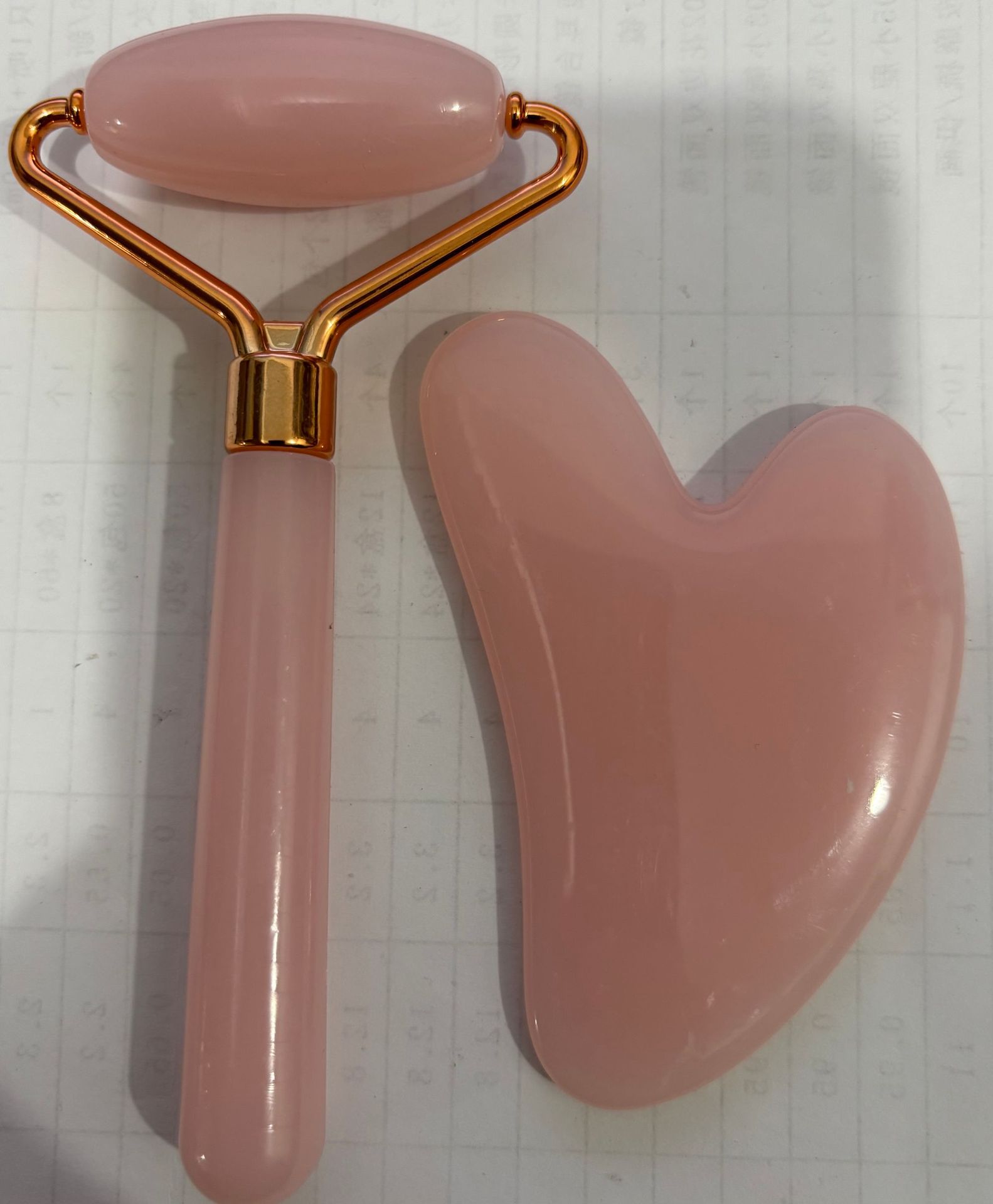 masajeador de rodillos de cristal de polvo en forma de corazón, masajeador de rodillos de doble cabeza, placa de belleza facial de cristal rosa
