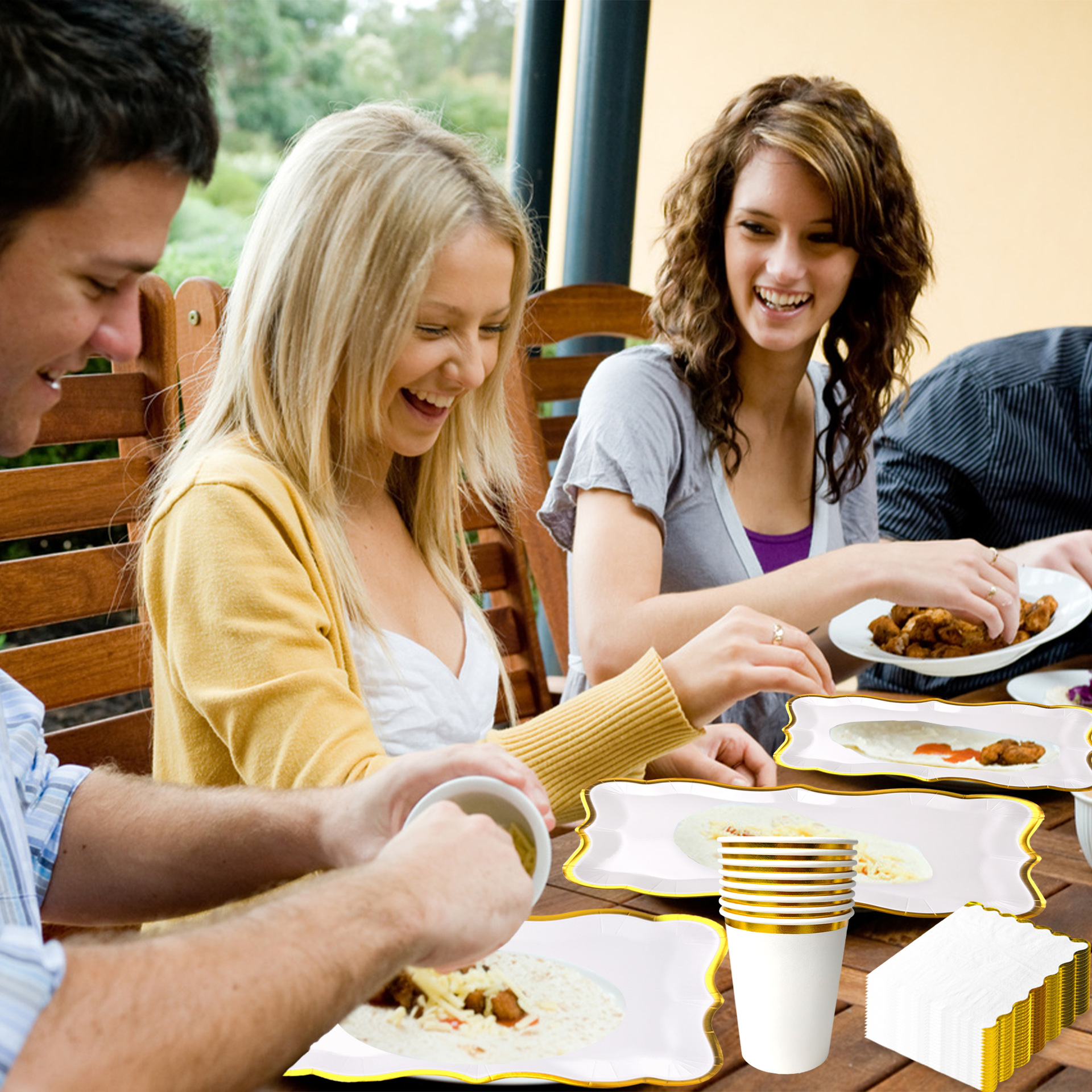 Elegante set di stoviglie monouso bianche con finiture dorate per feste: piatti rettangolari, tovaglioli e bicchieri per riunioni eleganti._voghion.com