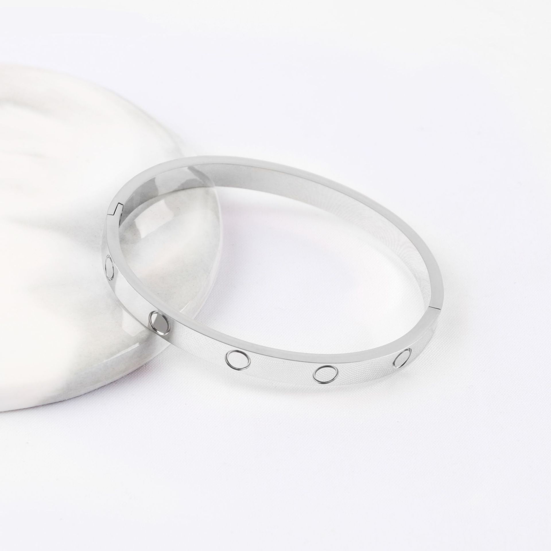 国境を越えて人気の高い留め金式ブレスレット、ダイヤモンド付きブレスレット、幅広・幅狭バージョン、18金チタン鋼ブレスレット、工場直送