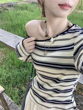 韩系复古慵懒黑米条纹斜领T恤女秋季新款修身显瘦短款露肩上衣ins