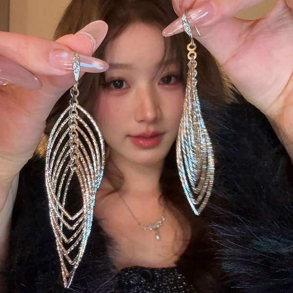 fashionable universal design earrings with zircon