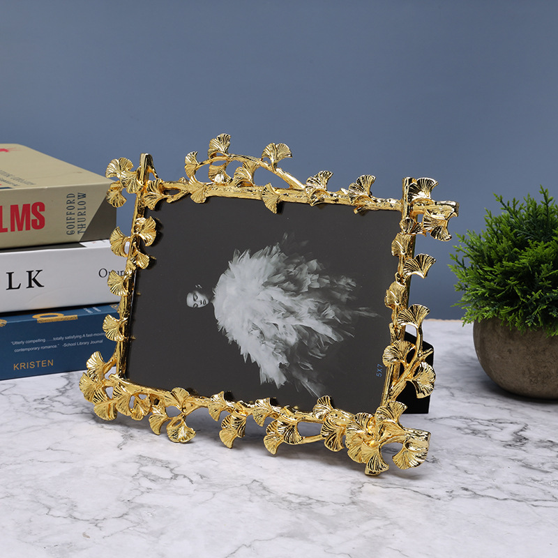 Simple Fashion European Style Ginkgo Leaf Metal Photo Frame Lightweight High Hardness Family Decoration Decoration Simple Fashion European Style Ginkgo Leaf Metal Photo Frame Lightweight High Hardness Family Decoration Decoration