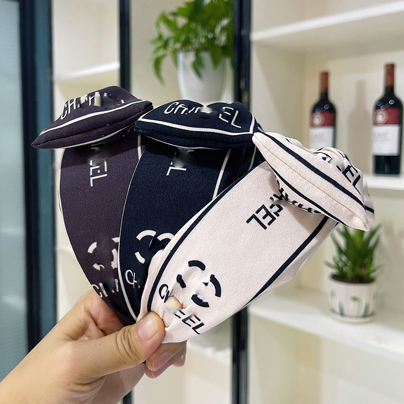 髪のカチューシャの女性のファッションの新型の顔を洗って滑り止めの森の女性の百合は広いネットの赤い広い辺の蝶結びの小さい香の風のカチューシャをプラスします。