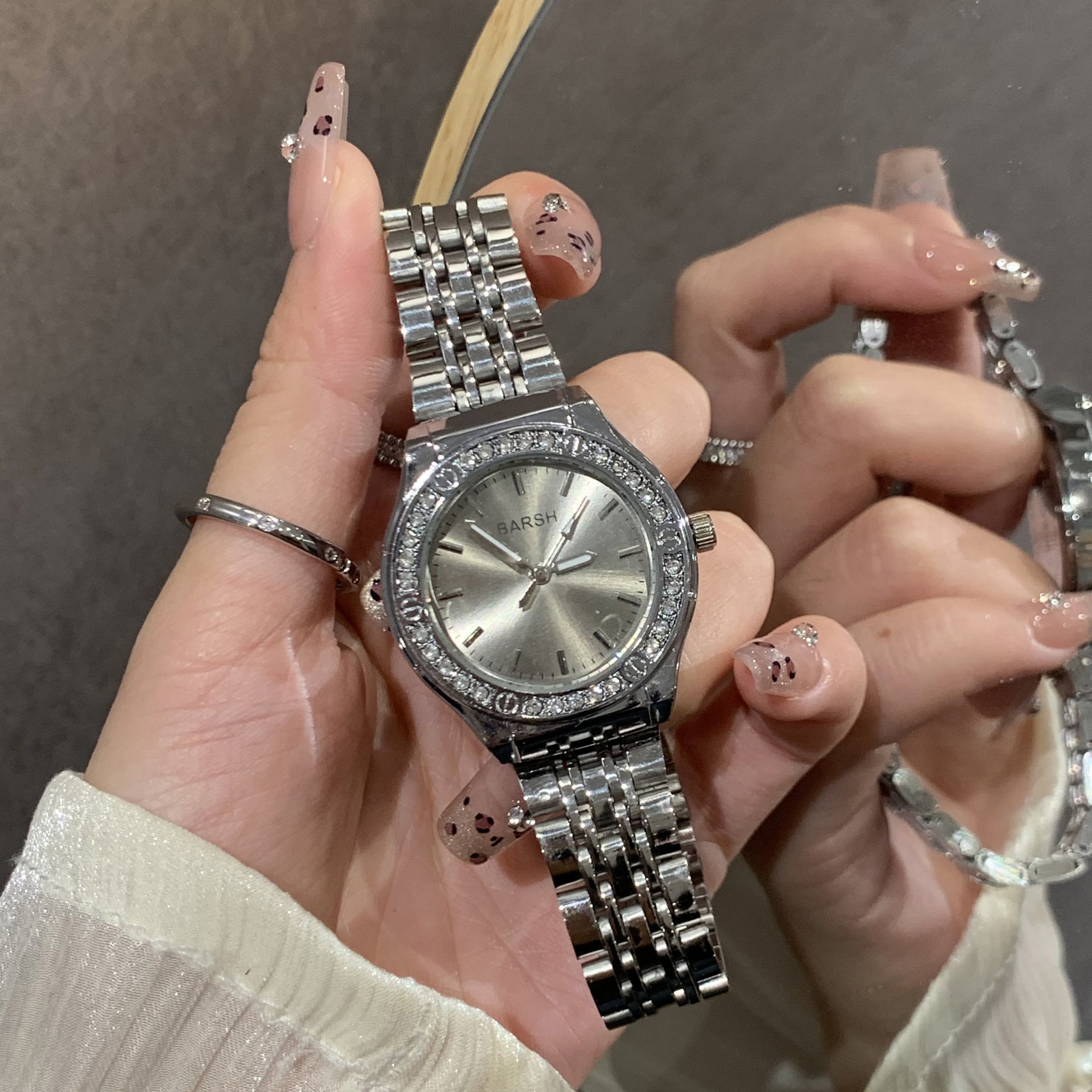 New Minimalist Elegant Lightweight Luxury Fashion Women's Watch with Diamond-Embedded Steel Band High-Grade Appearance Direct Factory Sales Hot-Selling Model
