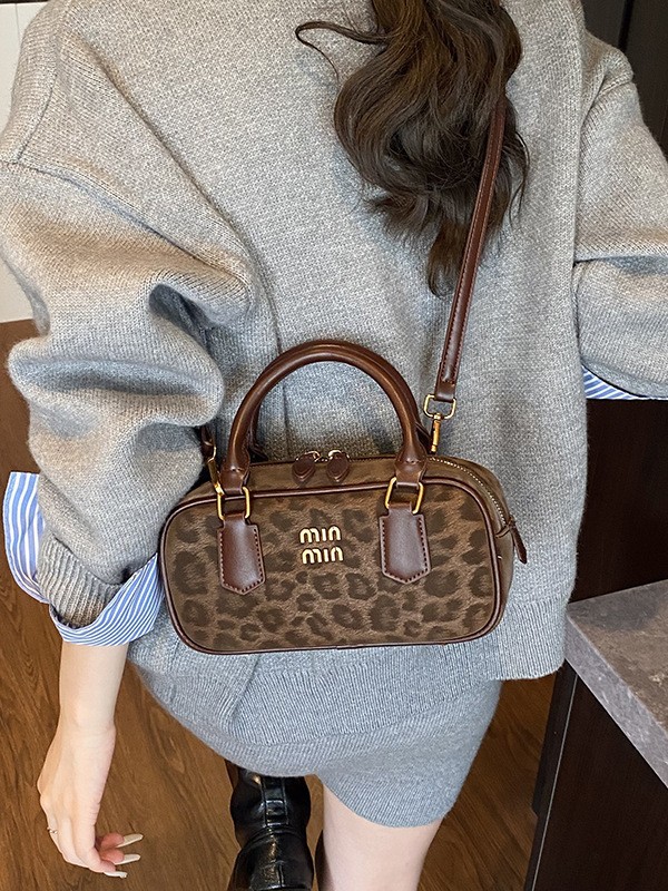 Nicho transfronterizo leopardo pequeño bolso cuadrado para mujeres 2025 nuevo lujo ligero versátil bolso de bolos de mano de moda