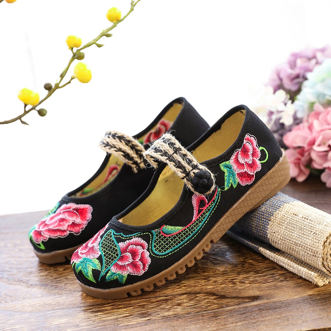 Flat shoes, tendon soles, loose fat foot mom shoes, grandma shoes, mother-in-law shoes, embroidered cloth shoes for women
