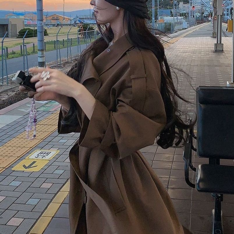 Western Sunset Stand Collar Double-Breasted Long Windbreaker British Style Silhouette Elegant Lace-Up Waist Brown Jacket for Women