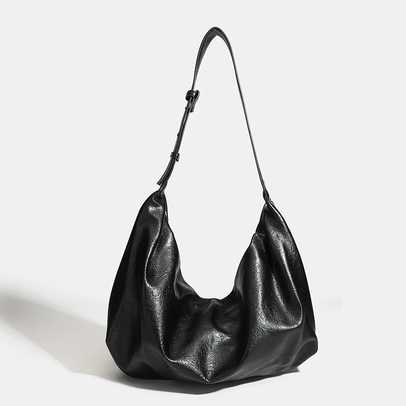 Retro capacious black shoulder bag, one-shoulder bag