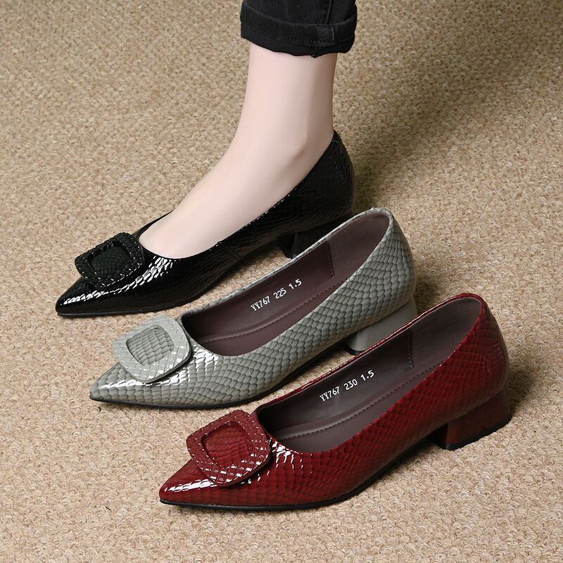 2026 new style crocodile-patterned pointed-toe pumps for women, shallow-cut, square buckle, chunky mid-heel, versatile and elegant for commuting