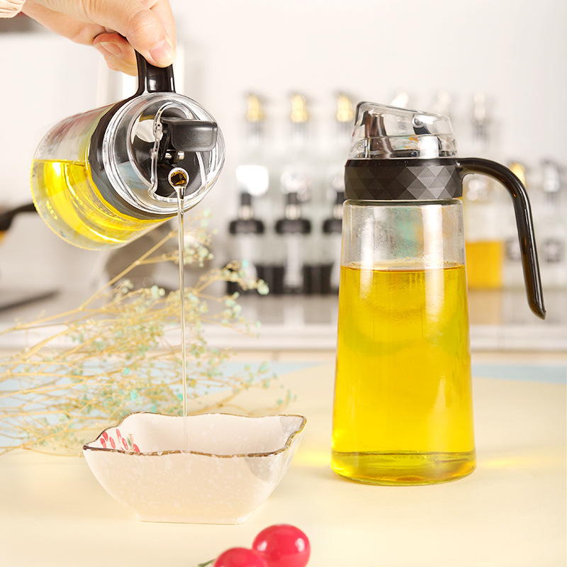 An automatic opening and closing glass oil bottle 630ML large capacity, for kitchen use, suitable for soy sauce and vinegar bottles.