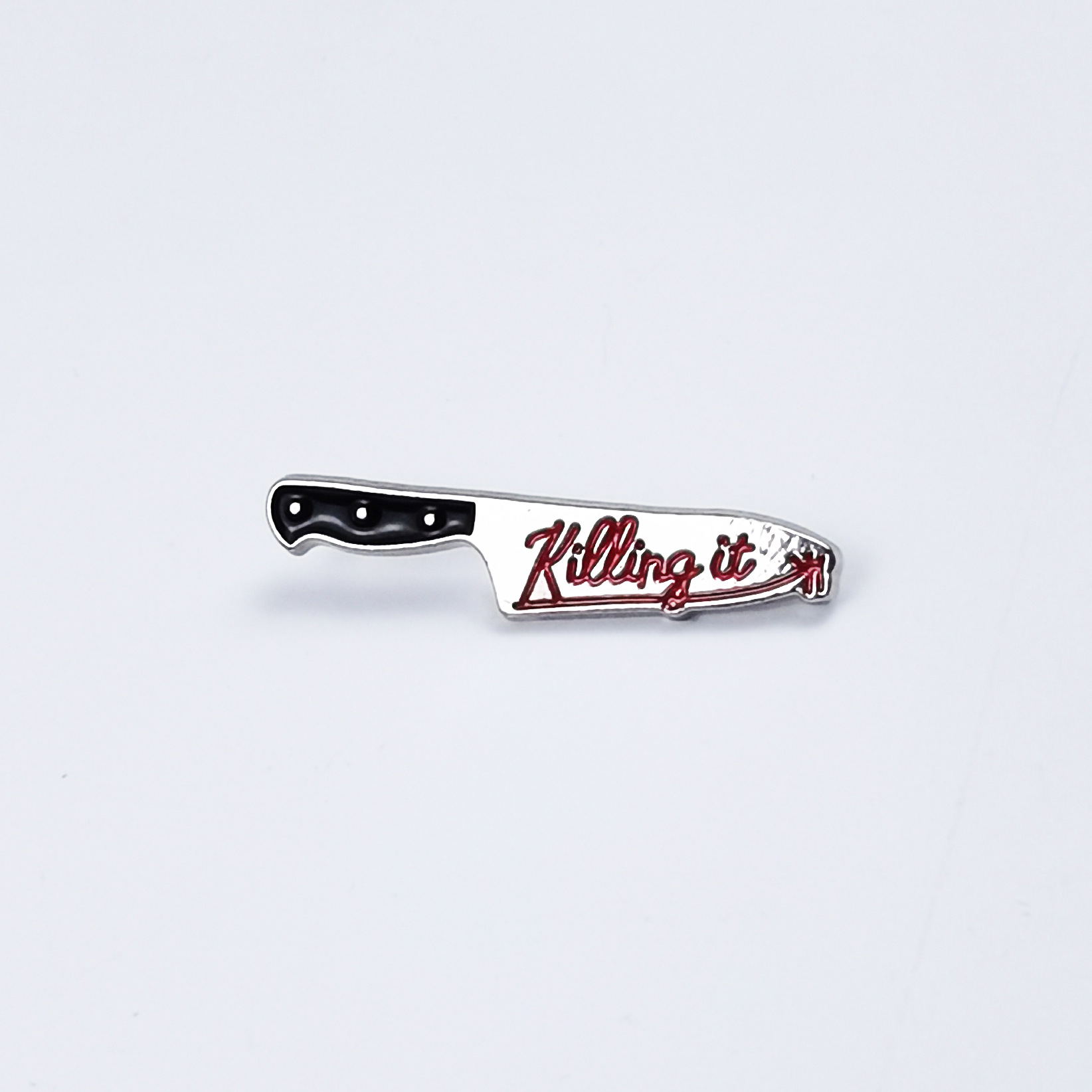 Personalidad, divertido, cuchillo, gato, insignia de metal, cuchillo, letras en inglés, decoraciones creativas, broche de ropa de aceite de goteo de aleación