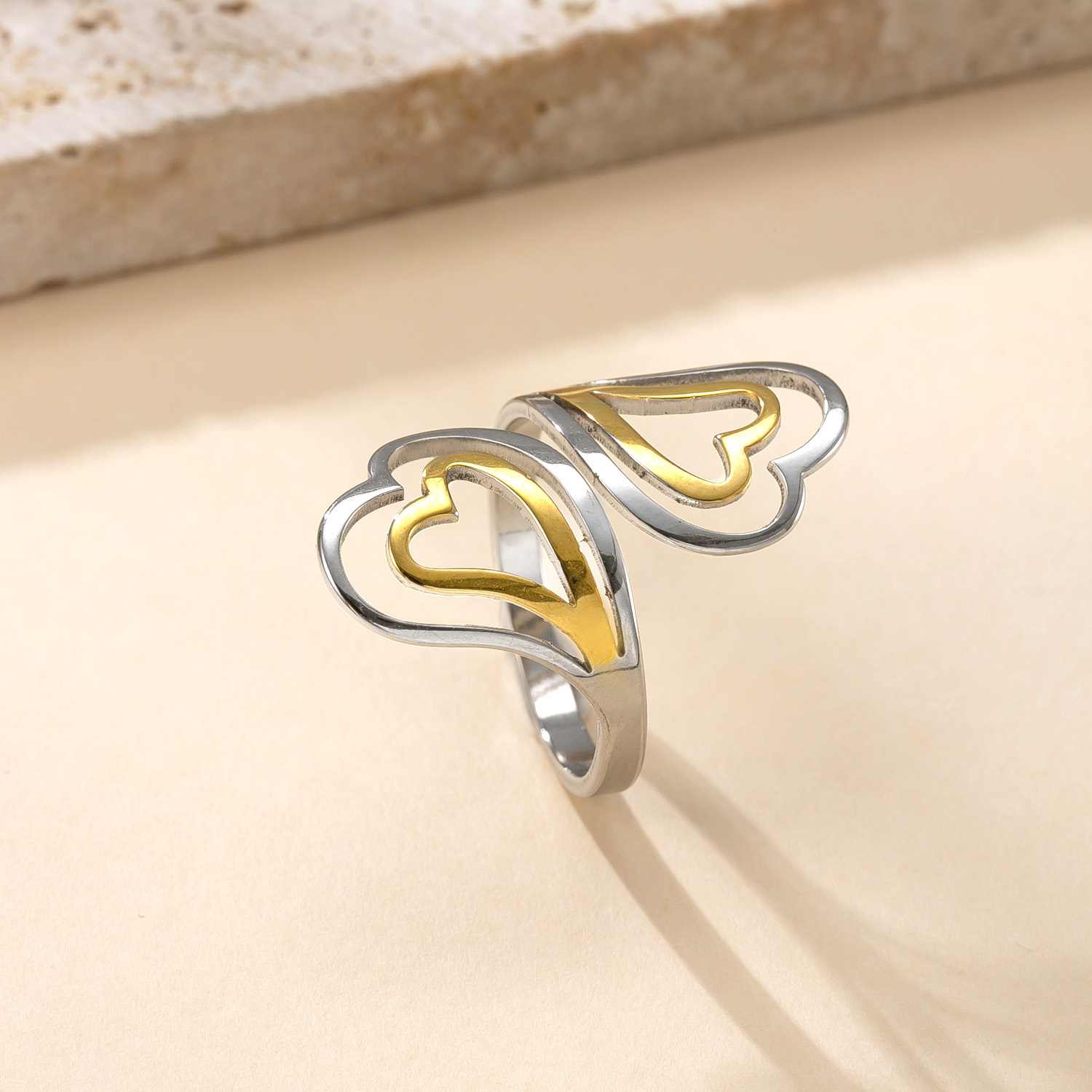 Venta caliente transfronteriza anillo de acero inoxidable diseño de nicho femenino anillo abierto a juego de colores aceite hueco amor fábrica de anillos de acero de titanio