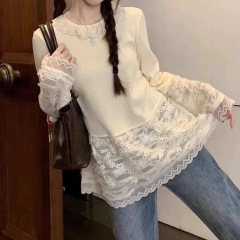 甘い少女レースの底のシャツの女性の秋冬の中で外に長袖のフランスのデザイン感を着て裾の上着のファッションをつなぎ合わせます。