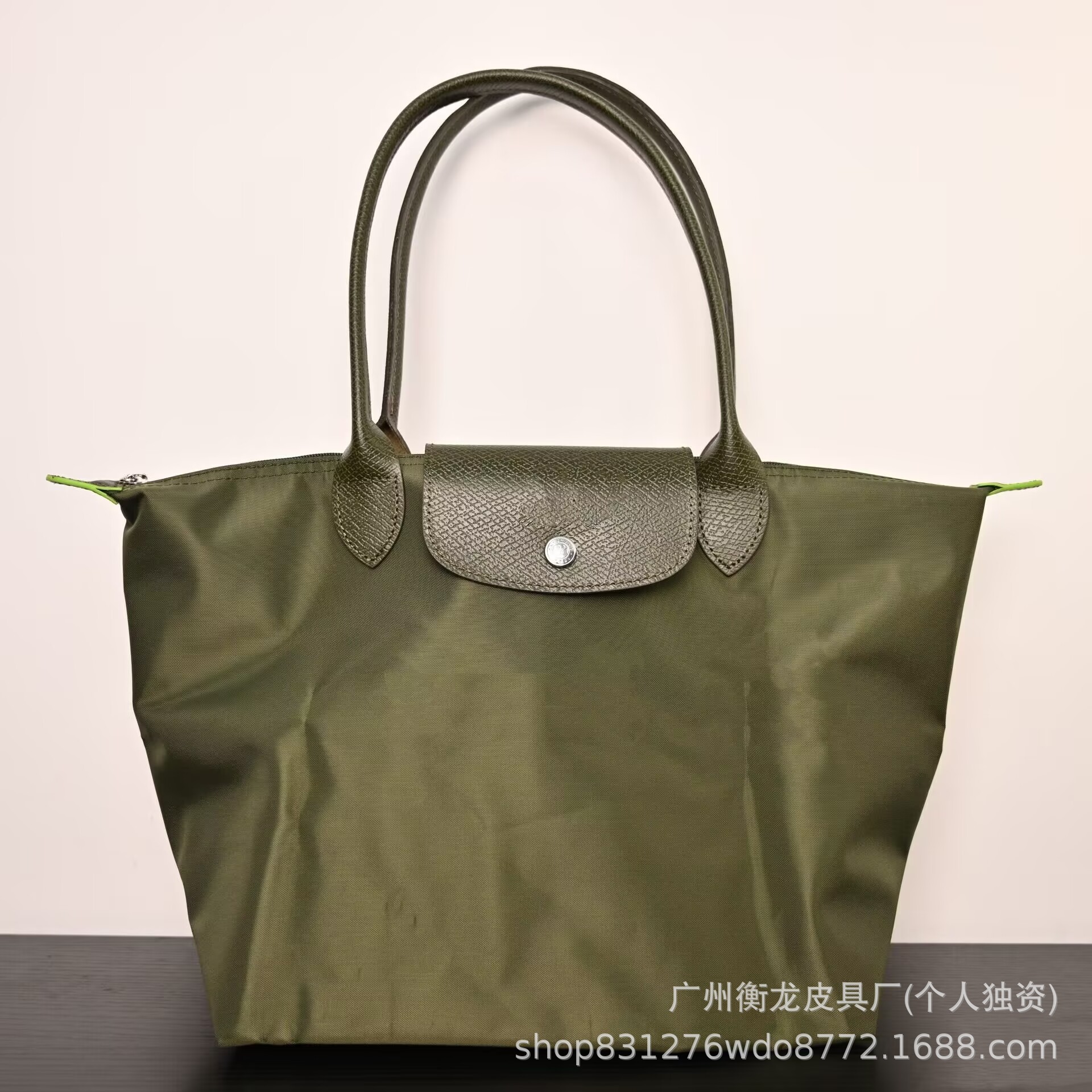 フランスの竜は高く上げてナイロンのカバンを包んで、女性のカバンの長い柄はギョーザの包みを持って折り畳みます。