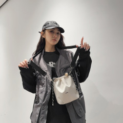 夏季印花字母水桶包包2025新款设计感大容量尼龙复合布单肩斜挎包