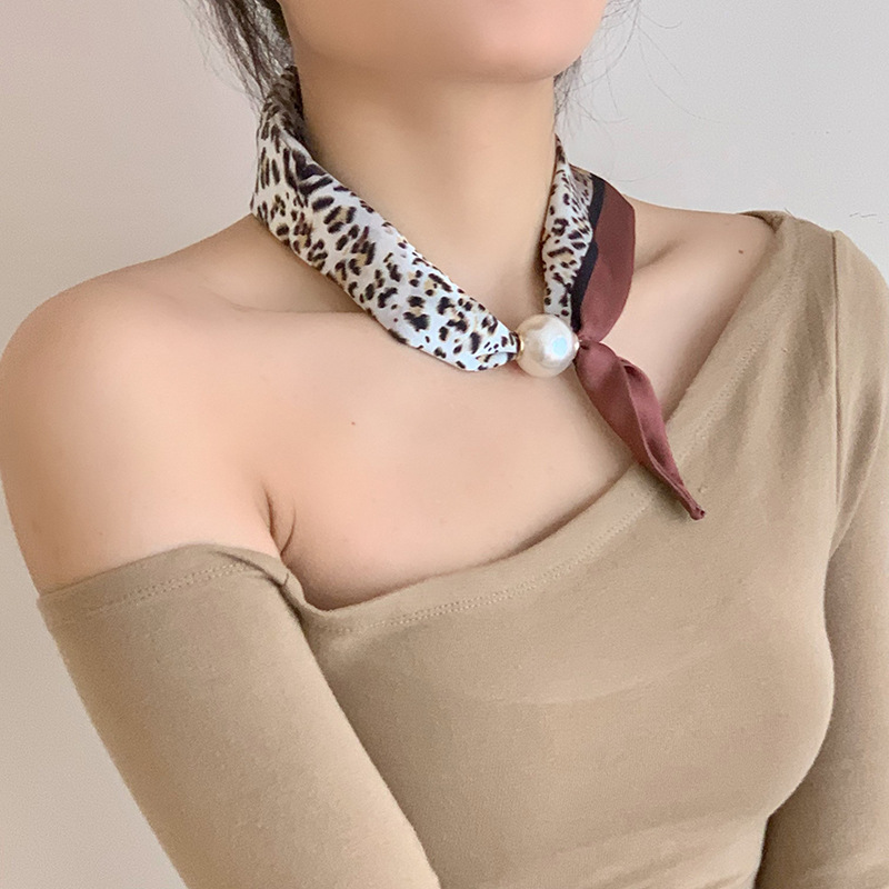 Nuevo collar de perlas, bufanda de seda para mujer, moda de alta gama de primavera y verano francesa, bufanda de seda de succión magnética de todo fósforo, personalizada de fábrica