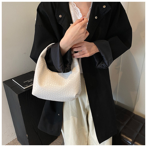 French high-end style woven women's single-shoulder underarm bag, handbag, versatile fashionable dumpling bag, crescent bag