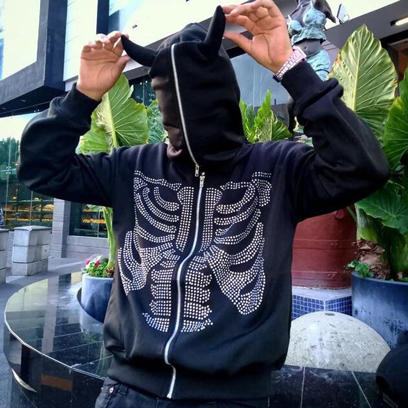 Felpa con cappuccio e cerniera personalizzata con diamante caldo, tendenza di strada per uomo, con corna da diavolo sullo sterno_voghion.com