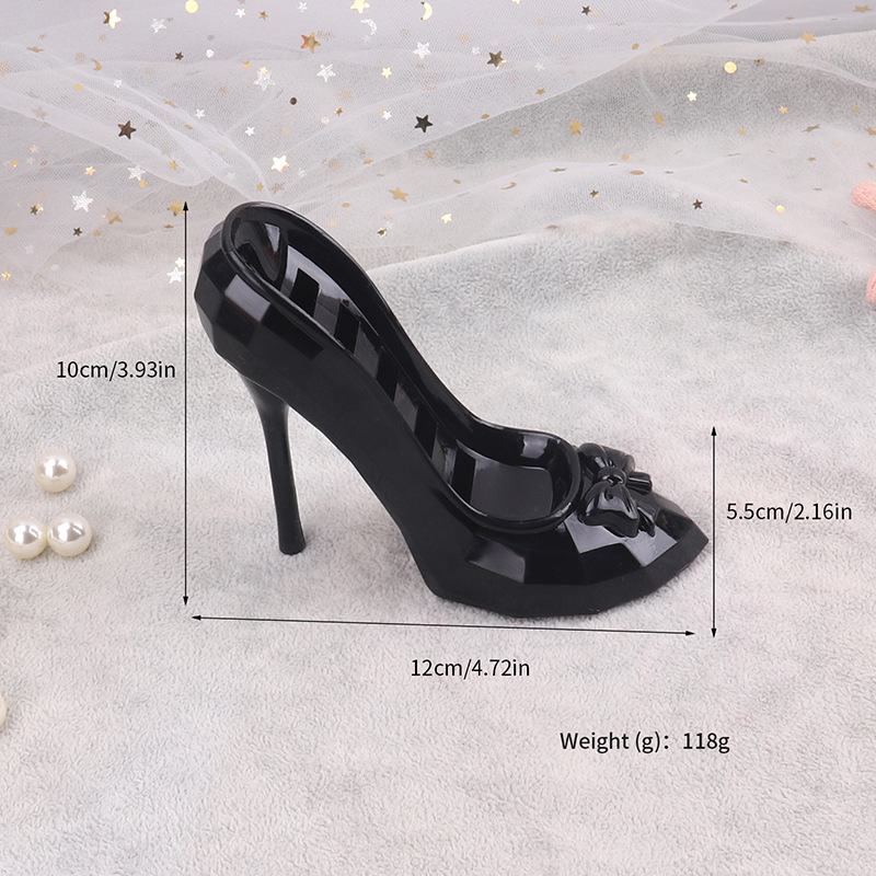 �羳����ˮ��Ь��Ʒ�ڼ�չʾ���ӽ�ָ����͸���߸�Ь���ɵ�������