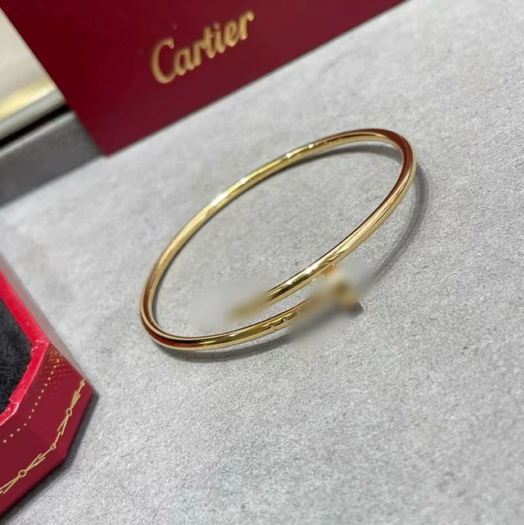 Класс bracelets? Похоже: "Classic golden fashionable bracelet for beloved, 18 carat, pink gold, light luxury style"