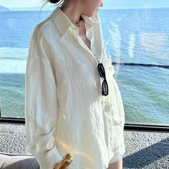 Летняя льняная рубашка свободного кроя в минималистском стиле «старые деньги», белая, с длинным рукавом, защищающая от солнца.