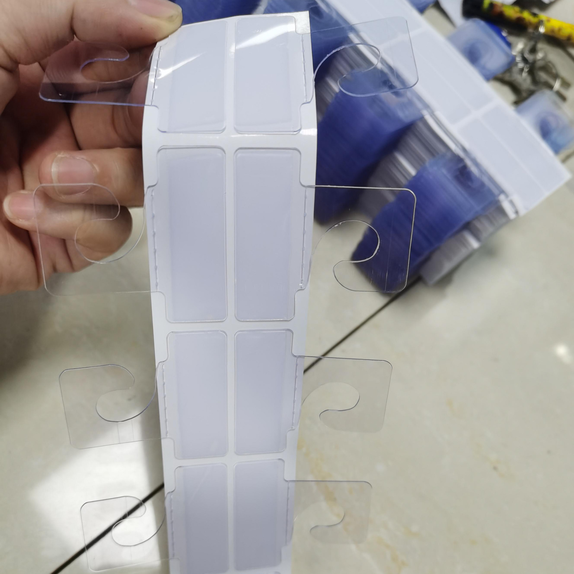 东莞厂家透明PVC挂钩 强粘飞机孔PET挂钩 自粘彩盒展示品pet挂钩