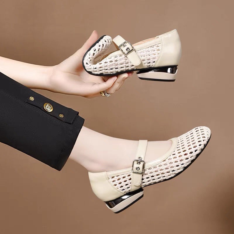 2026 verano transpirable hueco suave zapatos de madre transpirables de fondo plano poco profundo suave viento de hebilla zapatos de cinturón de mujer