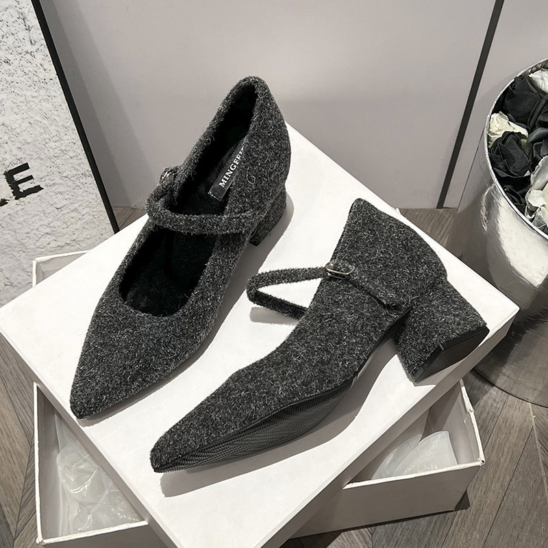 2025 nuevo tamaño pequeño de red francesa 33 super tacones de zapatos de mujer Mary Jane con zapatos de terciopelo puntuales de tacones gruesos