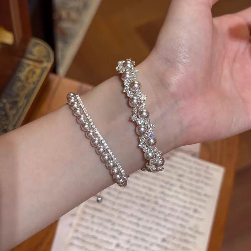 French-Style Vintage Pearl and Rhinestone Bracelet with a Cool, Delicate, Elegant, High-End, and Versatile Design