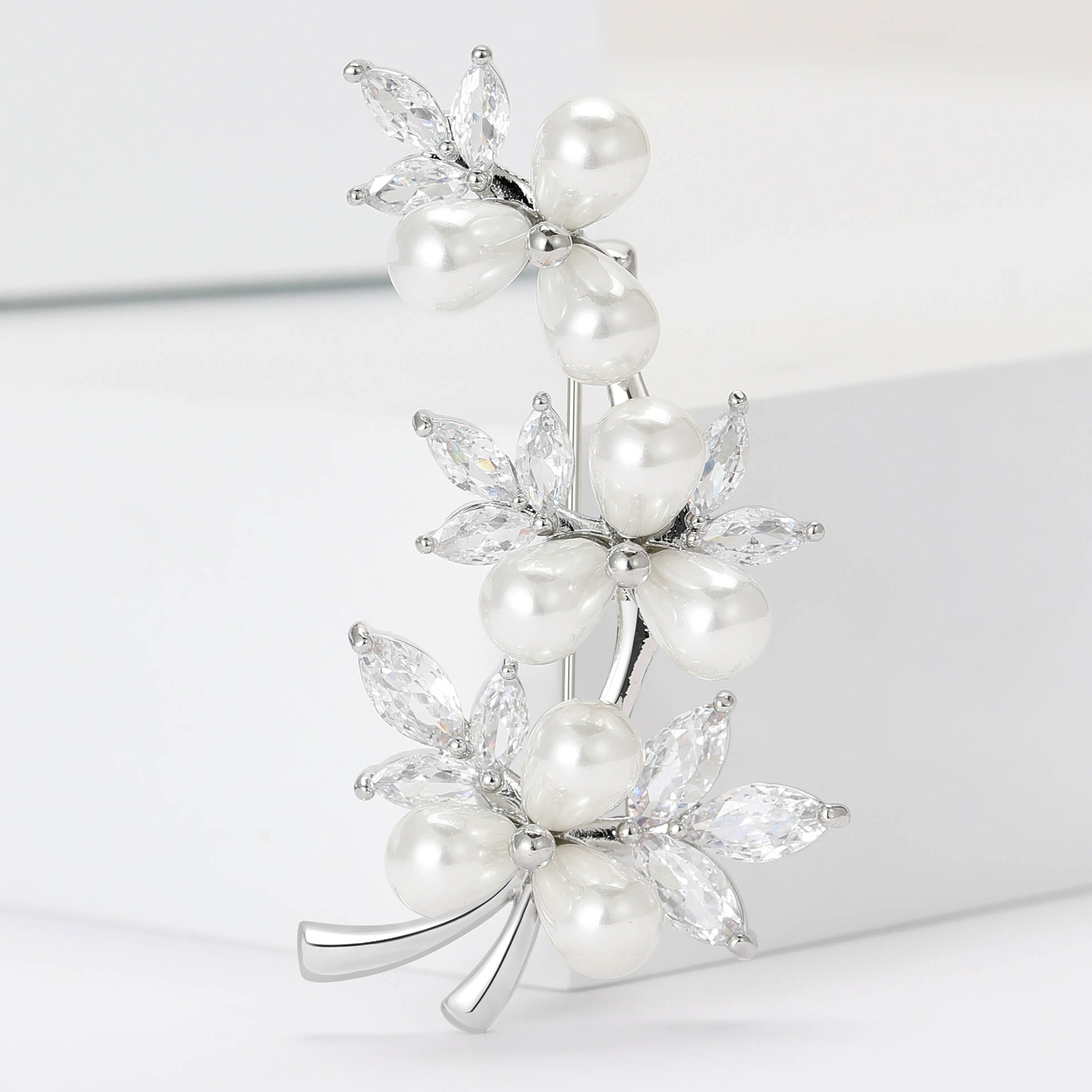 Luxurious Pin Flower Copper Inlay Pearl Zircon Women's Brooches display picture 3