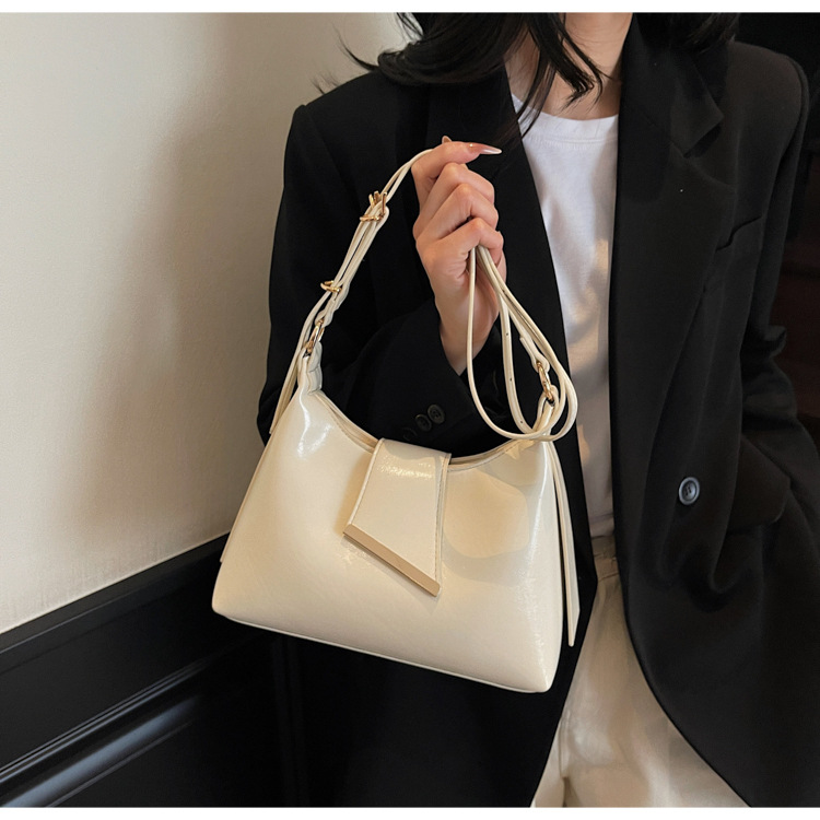 In the summer of 2025, new solid-color underarm bags for women are popular. These are simple and stylish underarm bags, handbags, and candy-colored single-shoulder bags undefined