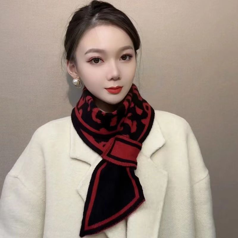 검정색과 빨간색 표범 무늬