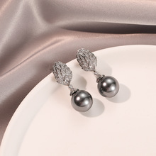 新款银灰色镶锆石贝母珍珠耳环高级轻奢风设计感耳饰气质百搭耳钉