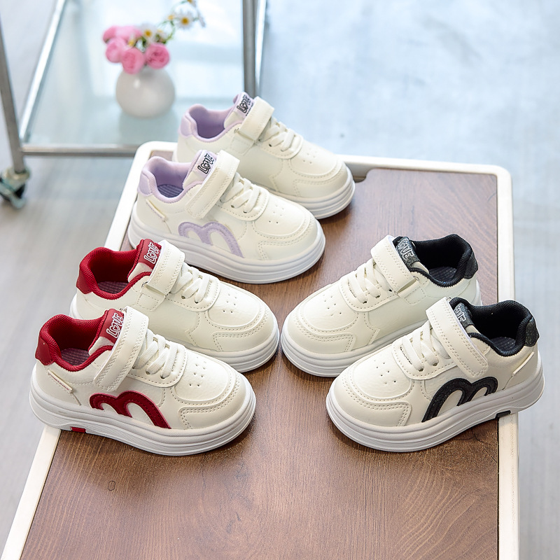 Zapatos de skate para niños nuevos 2026 primavera y otoño zapatos casuales para niños y niñas zapatos blancos pequeños zapatos de jardín de infantes zapatos para bebés