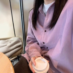 レトロなコーデュロイのシャツの女性の春と秋のフランスの重ね着の中には、怠惰な風がゆったりしている長袖のシャツのコートがあります。