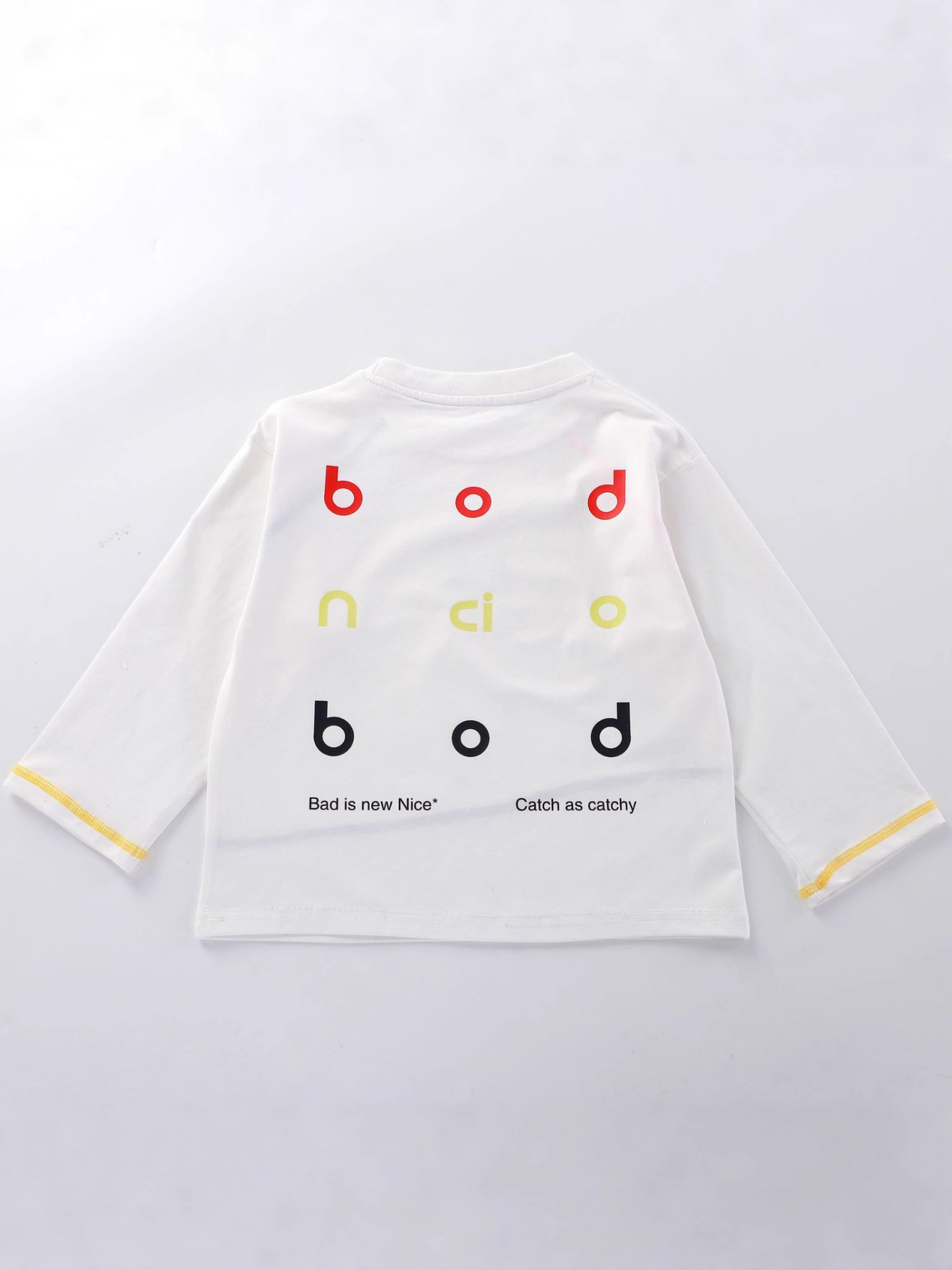 Camiseta de manga larga para niños con un nuevo tipo de camiseta de base de algodón lycra para niños suelta de primavera y otoño
