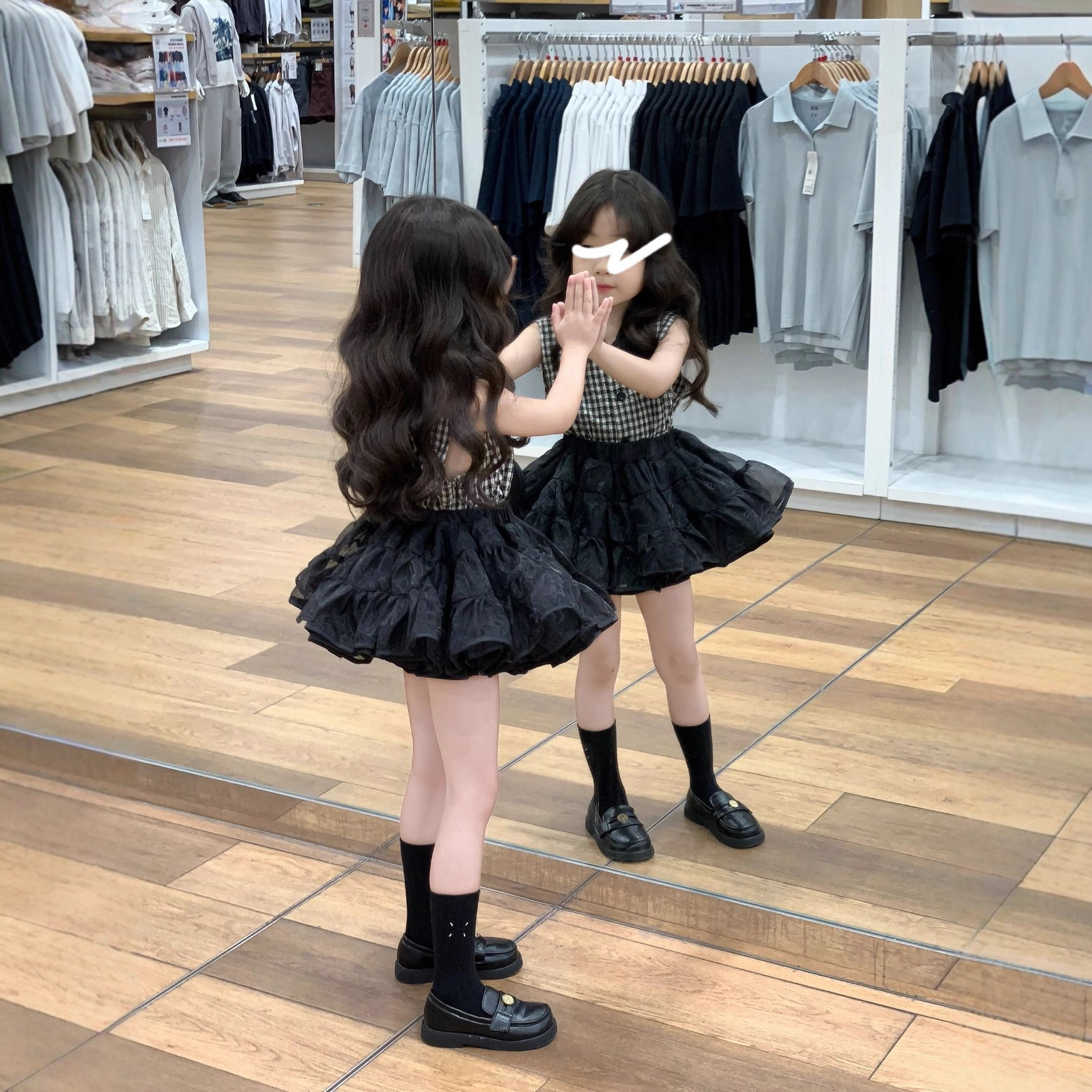 Conjunto de blusa sem mangas estilo Chanel vintage com estampa xadrez branca e saia tutu preta para meninas (peça única)_voghion.com