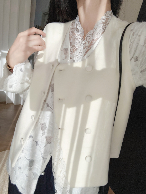 早秋浪漫邂逅 法式立体绒感蕾丝衬衫V领珍珠扣花瓣长袖女G081901|undefined