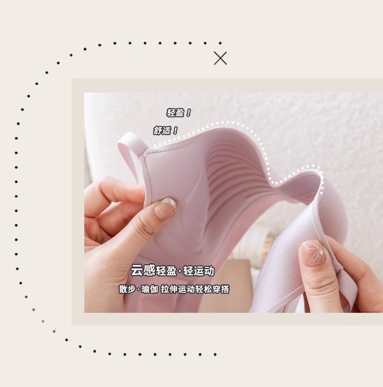 Los pechos pequeños de encaje francés muestran ropa interior de niña grande y pura