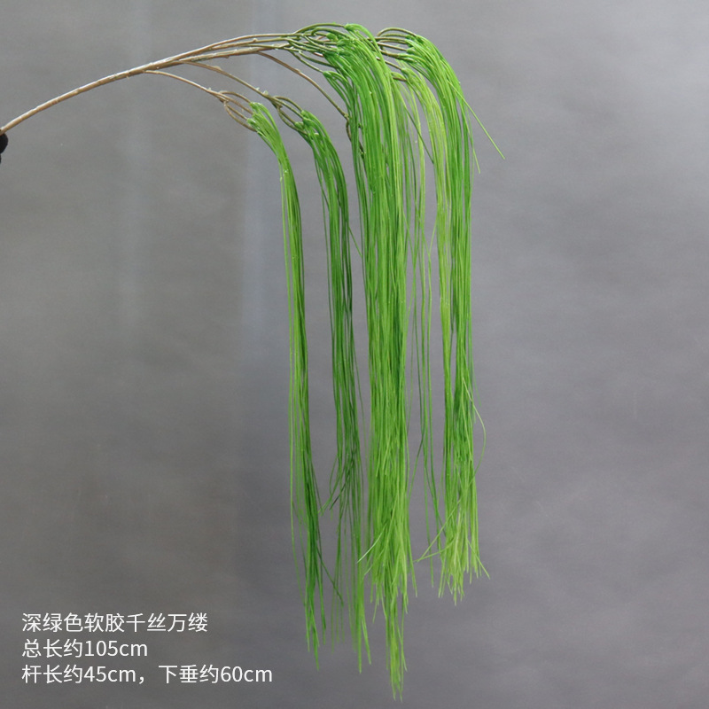 수천 개의 가닥이 있는 짙은 녹색의 부드러운 접착제