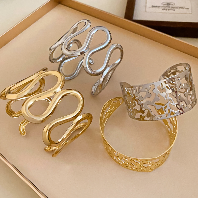 Elegant Exaggerated Geometric Alloy Bangles Wholesale display picture 5