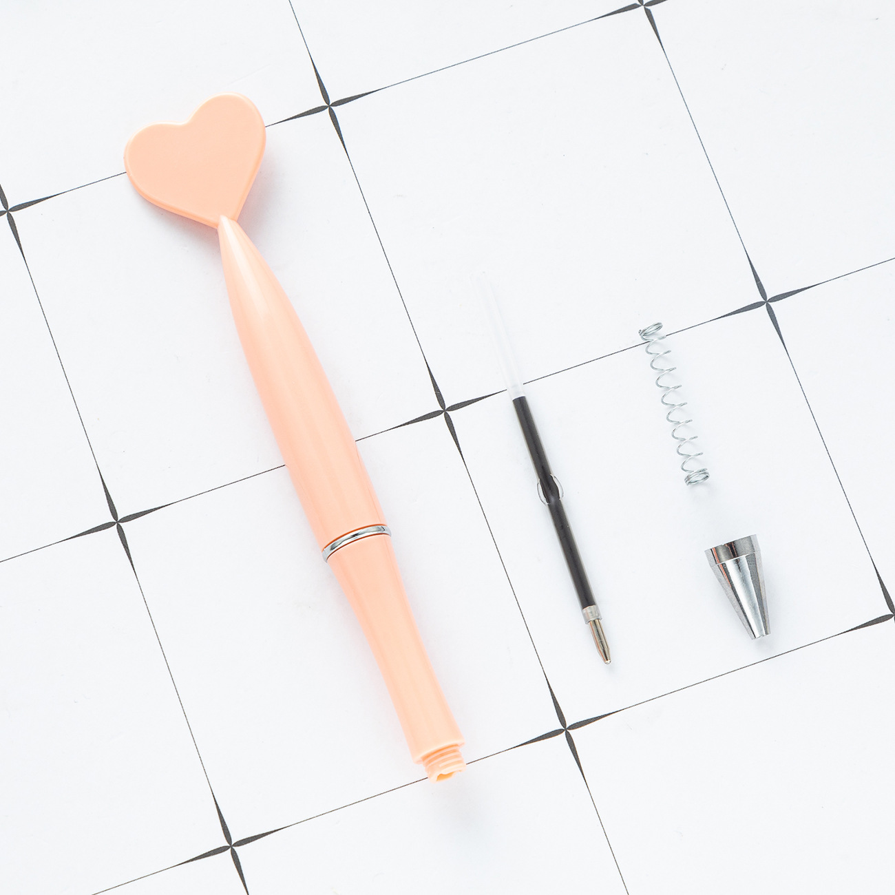 Amor bolígrafo de plástico al por mayor regalo de papelería para estudiantes pluma de publicidad logotipo imprimible pluma de giro de plástico en forma de corazón