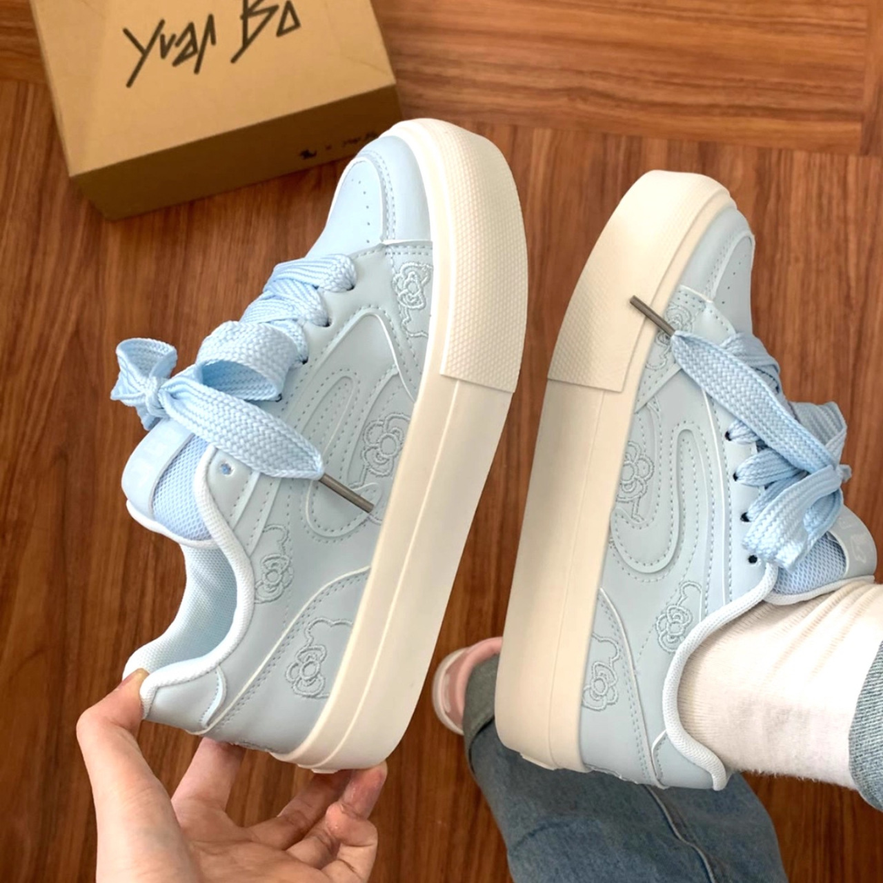 Zapatos blancos de primavera y otoño de 2025 nuevos nichos de diseño de moda zapatos de skate para mujeres cómodos zapatos de pan de Harajuku