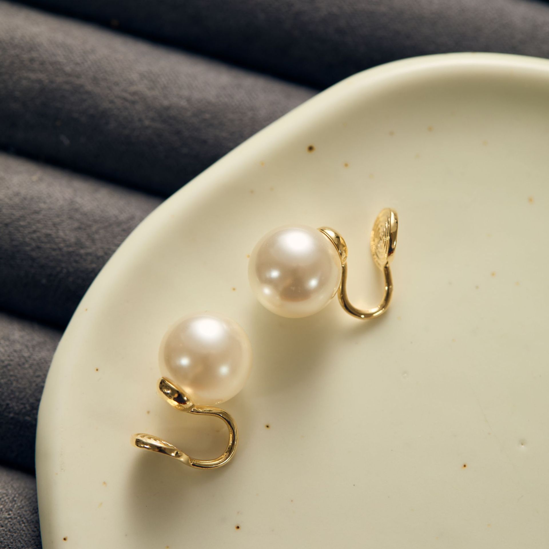 Ear clips from pearl, mosquito coil, retro cute earrings pearl, no pierced ears, french style