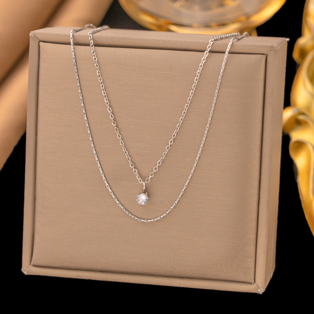 [collar de acero de titanio dorado + acero] collar de amor de nicho con cadena de clavícula avanzada en la moda de lujo ligero femenino