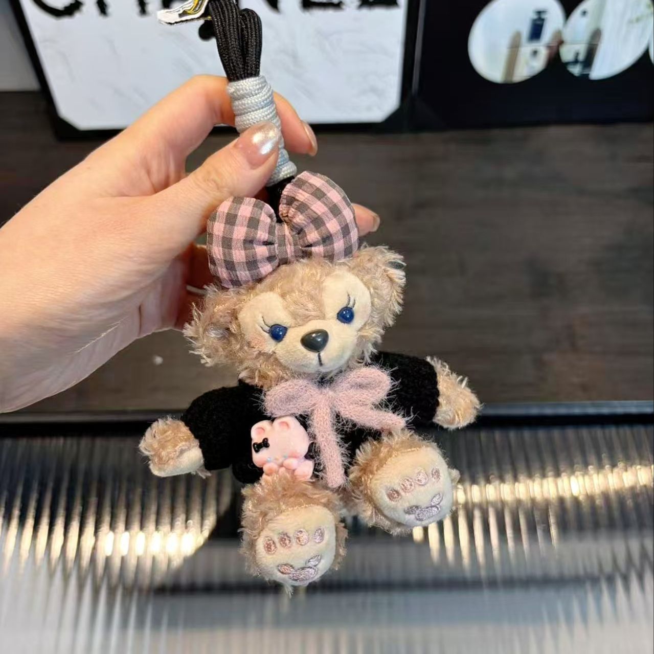 라즈베리 로즈 핸드 스트랩 스타일