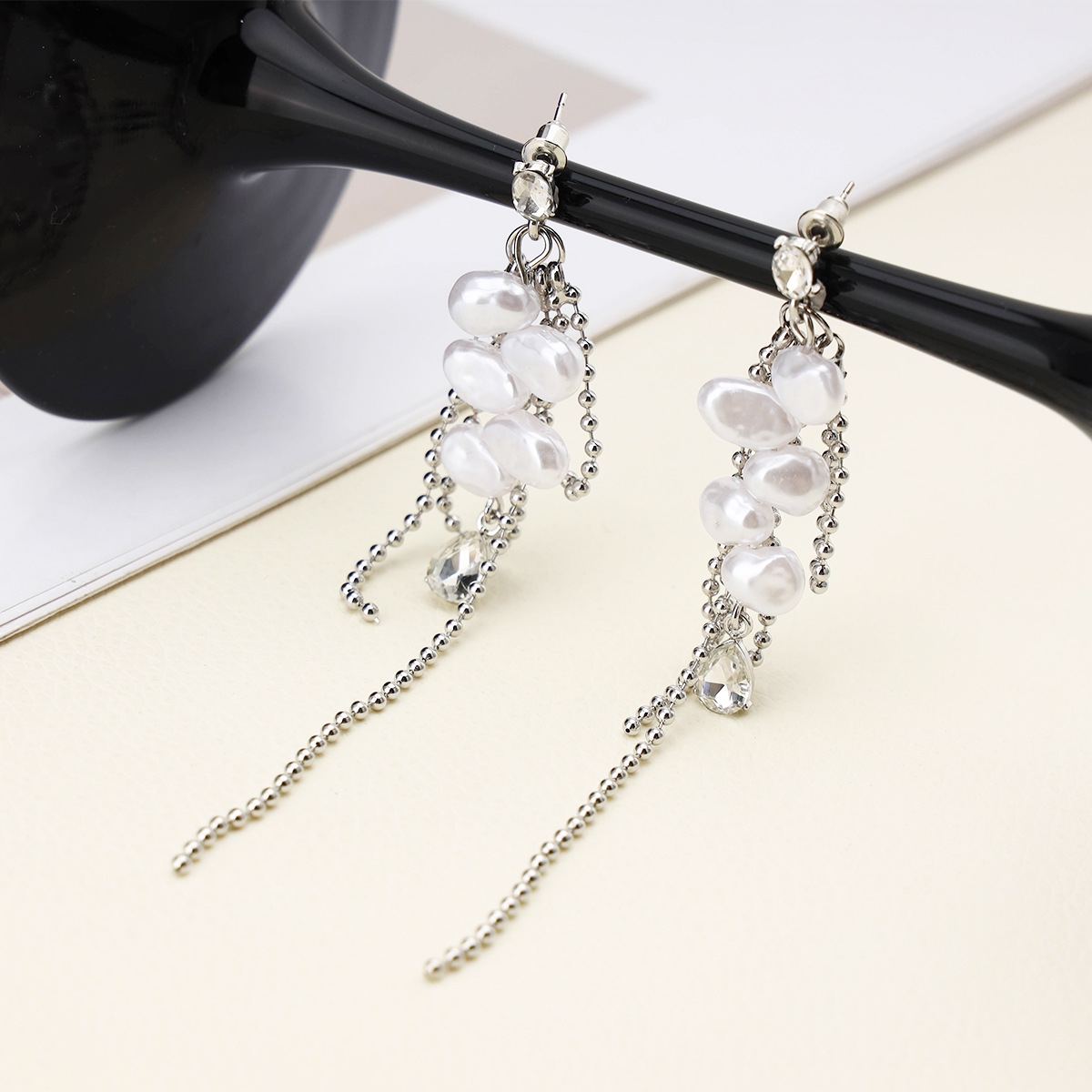 Pendientes de borla largos de circonio de nuevo estilo europeo y americano Pendientes de sentido de alta calidad Pendientes de gota de perlas de alto brillo de pétalos