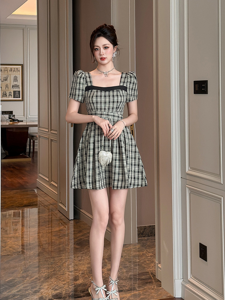Váy chữ A cổ vuông kẻ sọc phong cách retro Pháp, eo thon, mùa hè — mơ đen