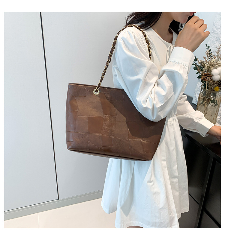 Women's Large Capacity Shoulder Tote Bag With Chain Detail_voghion.com