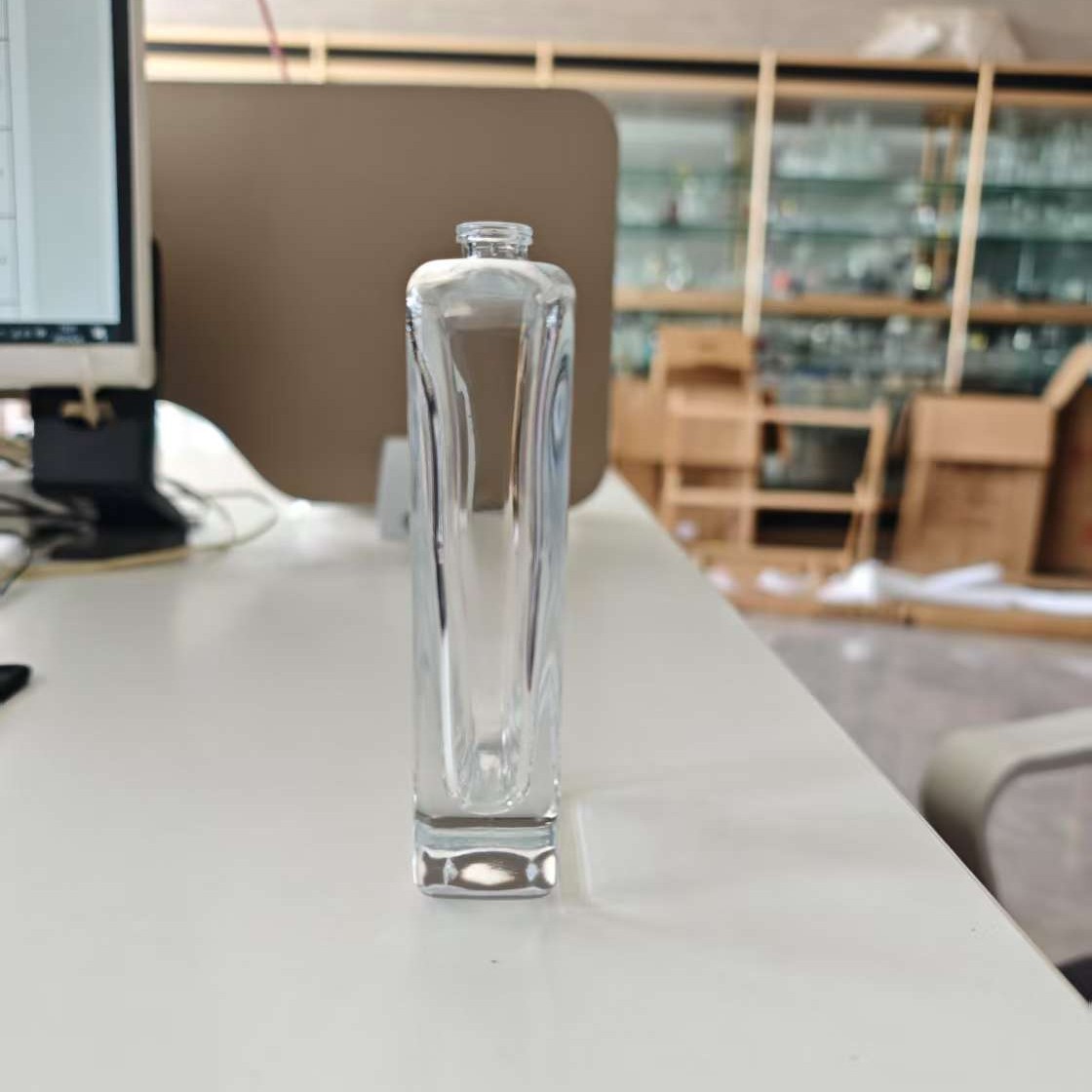Explosiones transfronterizas botellas cuadradas de hombro redondo 100ml 15 botellas de vidrio de perfumes bayonet botellas de vidrio pulverización transparente